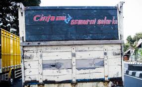 Hasil gambar untuk tulisan lucu di bak truk