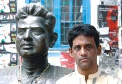Arun Kumar Dey beside the sculpture of his martyred father. - story%252004