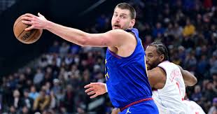 Clippers superan a los Nuggets en un partido emocionante: Jokic y Valanciunas en el centro de la acción