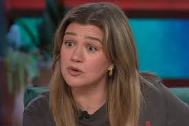 Kelly Clarkson Shares Story of Skirt Falling Off Mid-Concert While 'Commando'