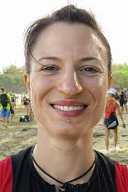 Rebecca Kaltenmeier siegt im Cross-Triathlon auf Hawaii.