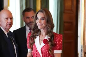 Kate Middleton dugo nije izgledala ovako chic: Crvena haljina savršeno spaja najveći ljetni trend i vintage prizvuk