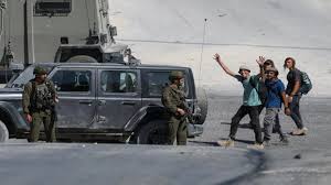 مستوطنون يهاجمون منازل فلسطينيين في قرية تل جنوب غرب نابلس