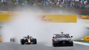 "Jetzt kriegen sie es nicht mal hin, mit einem Regensetting loszufahren": Formel-1-Rennen in Malaysia schon vor dem Start abgebrochen — SPOX