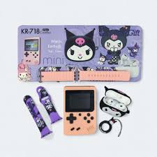 🎁 ¡Diversión y tecnología en un solo combo! El KR-718 es un increíble set 4 en 1 que incluye: ⌚️Reloj inteligente, 🎧Audífonos Inalámbricos, 🕹🎮Mini Consola Retro y Accesorios divertidos. 🧸✨ Disponible en