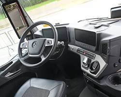 Imagem de Interior de um caminhão com painel digital