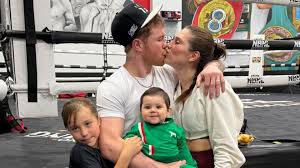 Saúl 'Canelo' Álvarez y Fernanda Gómez presentan a su hija, Eva Victoria, con fotos inéditas