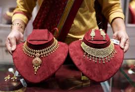 Gold Slips as US Inflation Resurgence Raises Odds of Fed Hike