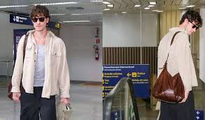 Carnaval no Rio com Bruna Marquezine? Após temporada da atriz nos EUA, Shawn Mendes desembarca com look neutro e bolsa de couro marrom