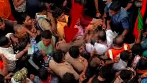 Puri Stampede: अचानक भीड़ में घुसा ट्रक और एक दूसरे पर गिरने लगे लोग, चश्मदीद ने सुनाई भगदड़ की दर्दनाक कहानी