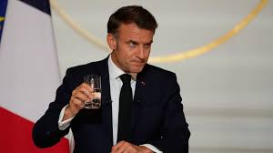 Bandera de Ir&aacute;n con fondo de sede de la ONU - Crisis diplom&aacute;tica 2025