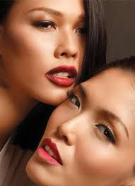 Untuk efek gradasi yang menarik, sapukan lipstik merah dua tone lebih gelap di kedua ujung lipatan bibir. Hal ini akan menghasilkan shading pada area bibir ... - imageBlog