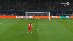 Bayern München johtoon: Harry Kane painaa rangaistuspotkun PSG:n pömpeliin