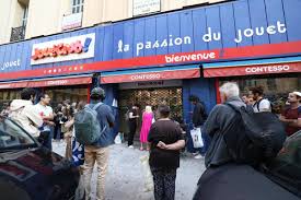 « On n’a pas reçu les cartes » : l’angoisse monte chez les fans de Pokémon qui campent depuis des heures devant ce magasin de jouets de Nice — Nice-Matin