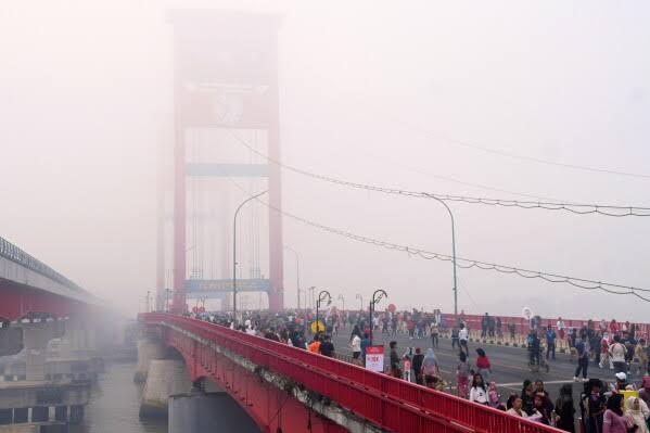 Indonesian police arrest 72 suspected of starting forest fires as choking haze blankets Kalimantan; probe may expand to companies
