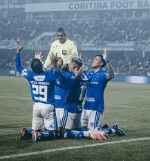Cruzeiro vence Coritiba e pula de 11º para sétimo no Brasileirão
