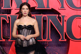 Millie Bobby Brown responde a fotógrafos en estreno de 'Stranger Things'