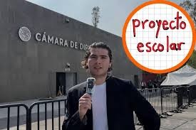 Youtuber ‘Proyecto escolar’ incomoda a diputados y senadores; termina expulsado