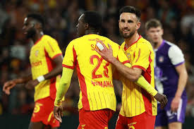 Lens roar back from two goals down to edge 10-man Toulouse and keep heat on PSG