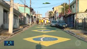 Moradores de Osasco, na Grande São Paulo, mantêm tradição de pintar rua para a Copa do Mundo