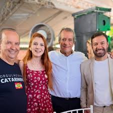 Deputados do PL discutem após Carlos Bolsonaro ser cortado de foto nas redes sociais