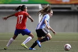 Resultado de imagen de MUJERES JUGANDO FUTBOL FOTOS