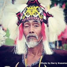Potret salah satu sesepuh Suku Dayak Kenyah. Ada banyak suku Dayak di Kalimantan, Ada yang membagi orang Dayak dalam enam rumpun yakni rumpun Klemantan ... - 79315_20130829105533