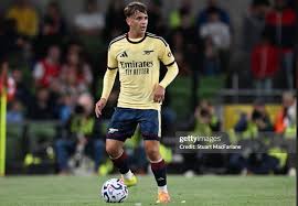 Theo Julienne and Marli Salmon start as Arsenal face Como