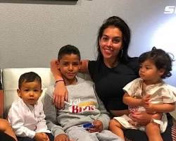 Hình ảnh về Cristiano Ronaldo with his partner Georgina Rodríguez and children
