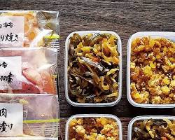 冷凍グルメ 家庭用 冷凍食品 盛り付け（AI 生成）