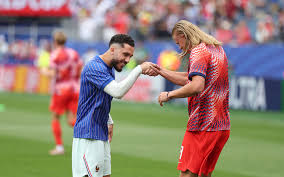 Norvège-France : la belle étreinte entre Rayan Cherki et Erling Haaland avant le 3e match des Bleus à la Coupe du monde