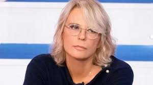 Mediaset, palinsesto stravolto per il primo maggio: La Forza di una Donna, Uomini e Donne e Amici, cosa cambia