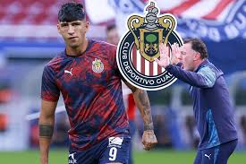 Alan Pulido secunda a Chicharito: Se va de Chivas olvidado y cortado por Milito