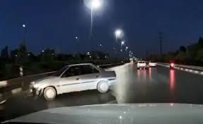 تصادف عجیب خودرو در مشهد (فیلم)
