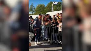 Mooi: Berghuis en Weghorst maken tijd voor fans voorafgaand aan Ajax-duel