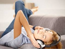 Výsledok vyhľadávania obrázkov pre dopyt pocuvanie hudby