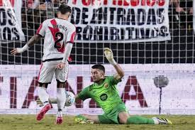 Yamal anota penalti pero Barcelona necesita a Joan García para empatar ante Rayo Vallecano