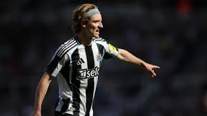 Anthony Gordon en rueda de prensa con el FC Barcelona