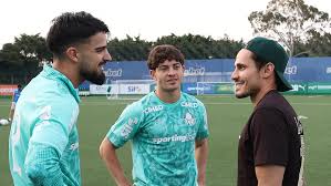 De férias no Brasil, Veiga visita CT do Palmeiras e encontra ex-companheiros: “Em casa”