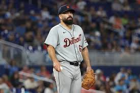 Pirates sign former World Series champion pitcher