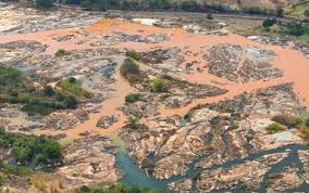 Resultado de imagem para RIO DOCE MORREU 2015 DESASTRE DE MARIANA