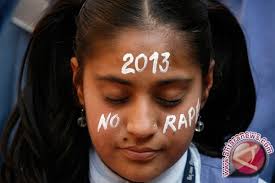 Ayah Korban Pemerkosaan di India Tuntut Hukuman Gantung. Seorang pelajar berdoa dalam upacara nyala lilin bagi korban pemerkosaan di New Delhi (REUTERS/Amit ... - 20130104pelajarindia