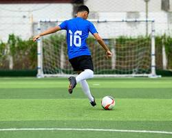 Gambar teknik mengoper bola sepak bola