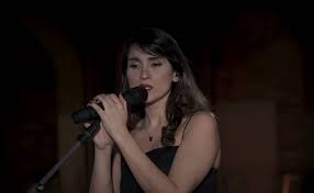 Condenan a 74 latigazos a la cantante Parastoo Ahmadi por aparecer sin velo en concierto virtual