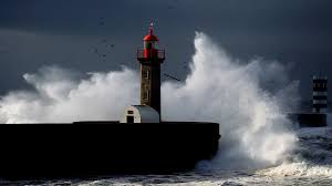 Ondas enormes, vento de 140 km/h, chuva de 200 mm e neve castigam Portugal