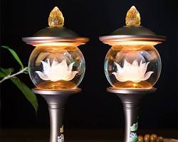 Hình ảnh về Ngọn đèn trên bàn thờ