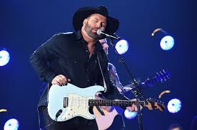 Garth Brooks launches arena tour