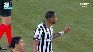 Aos 12 min do 2º tempo - chute para fora de fora da área de Júnior Santos do Botafogo contra o Athletico-PR