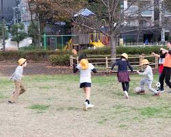 公園で遊ぶ子供たちの画像