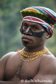 Hagen Man in Papua New Guinea. Isn&#39;t he handsome? The truth is that the men are generally in very good shape as ... - Hagen-Man2